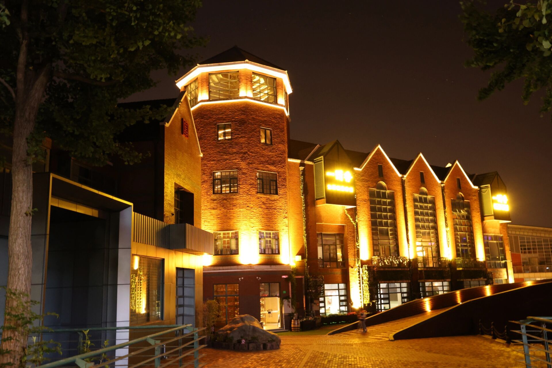 上海松江区泰晤士小镇[poi]# 导航:泰晤士小镇 打车或者公交巴士