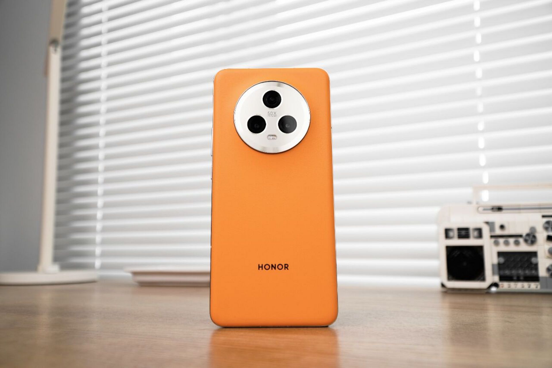 荣耀 magic5 燃橙色(素皮)真机图赏来啦!