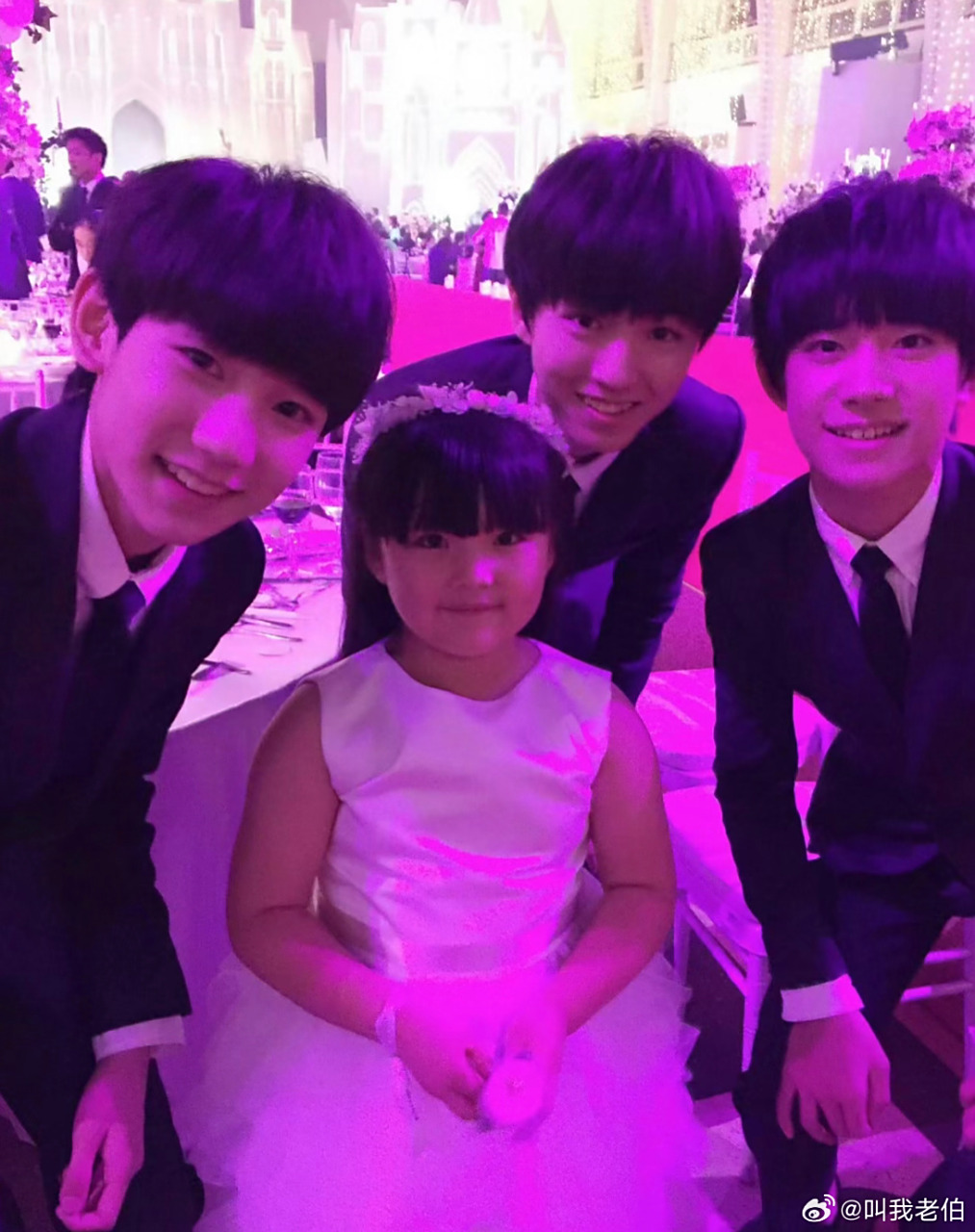 tfboys和王诗龄合照,像三个管家站在旁边98