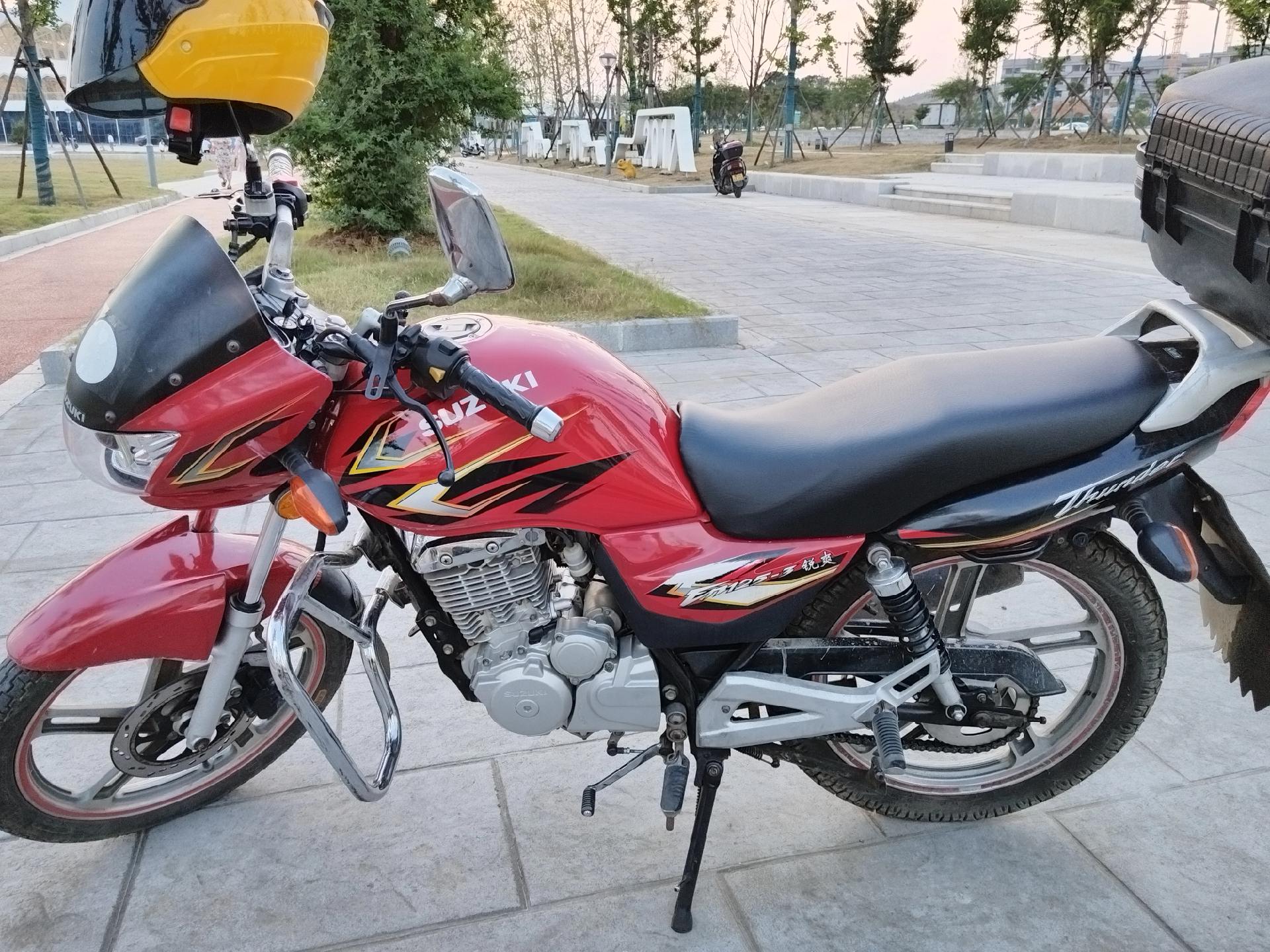 拆卸离合侧边盖,清洗机油观察窗,之前是比较模糊看