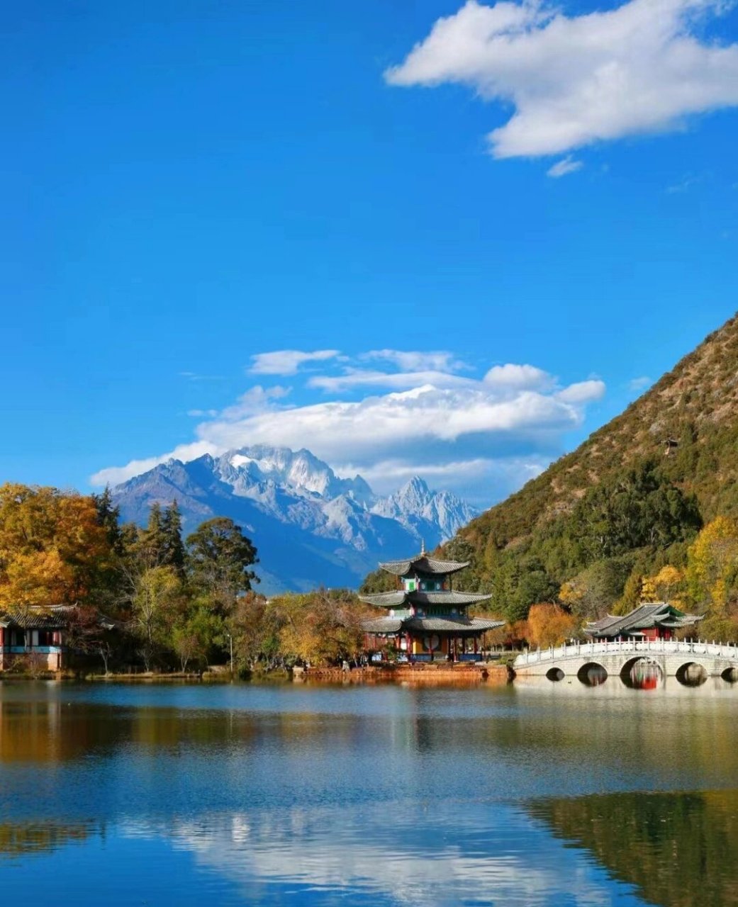 丽江黑龙潭一日游 丽江是一个充满魅力的古城,拥有着丰富的自然资源和