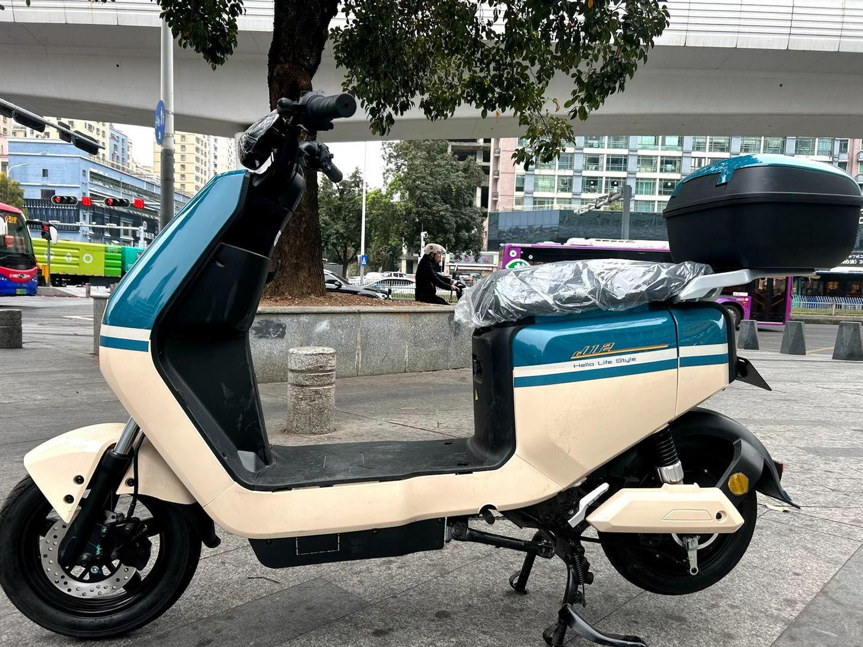 哈啰智能电动车d12,智能车机互联,gps定位防盗,led透镜大灯,颜值高