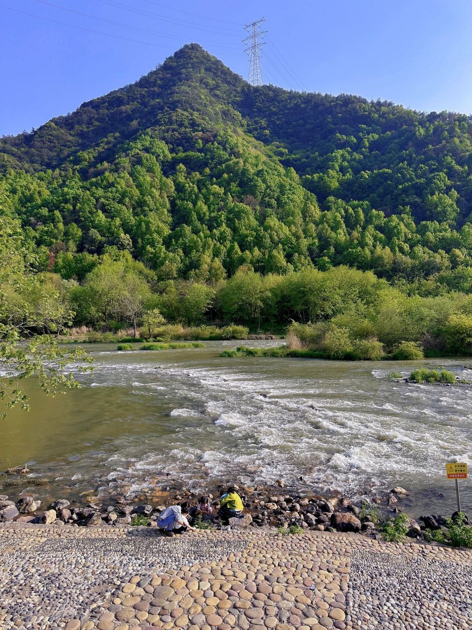 义乌发现一个很美的水上秋千 99义乌坑口村的無岷营地里 	 去八岭