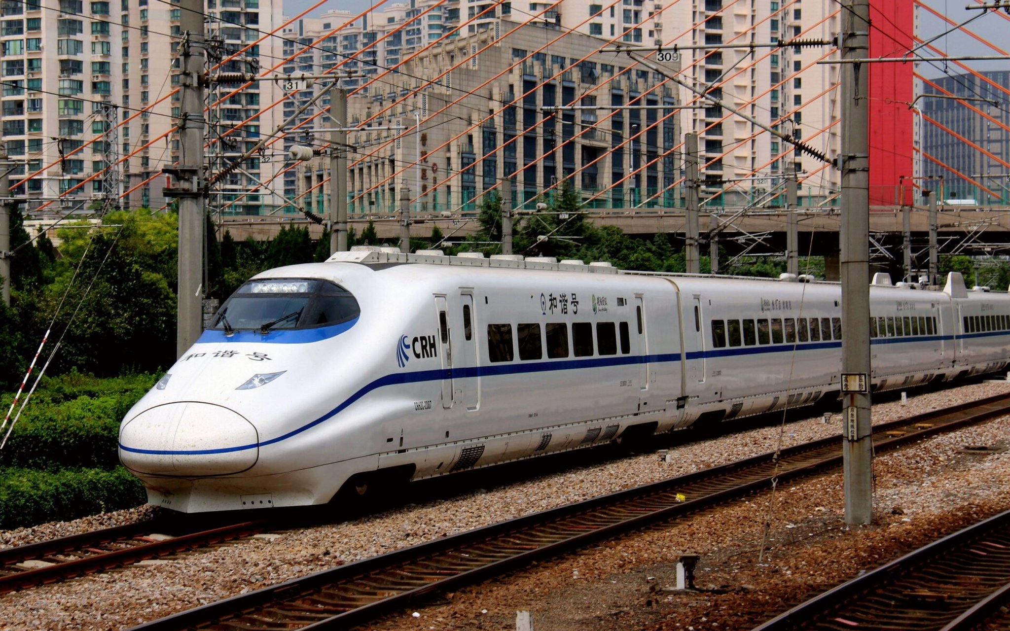 国内第一款高速动车组–crh2c 2005年,铁道部开展了时速300km级别的