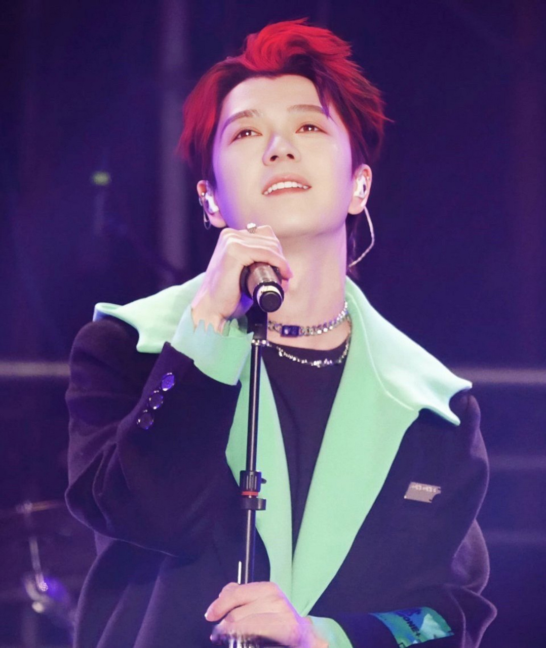 难怪王栎鑫这么开心,这才是真正的人生赢家,台上专业的歌手,台下是