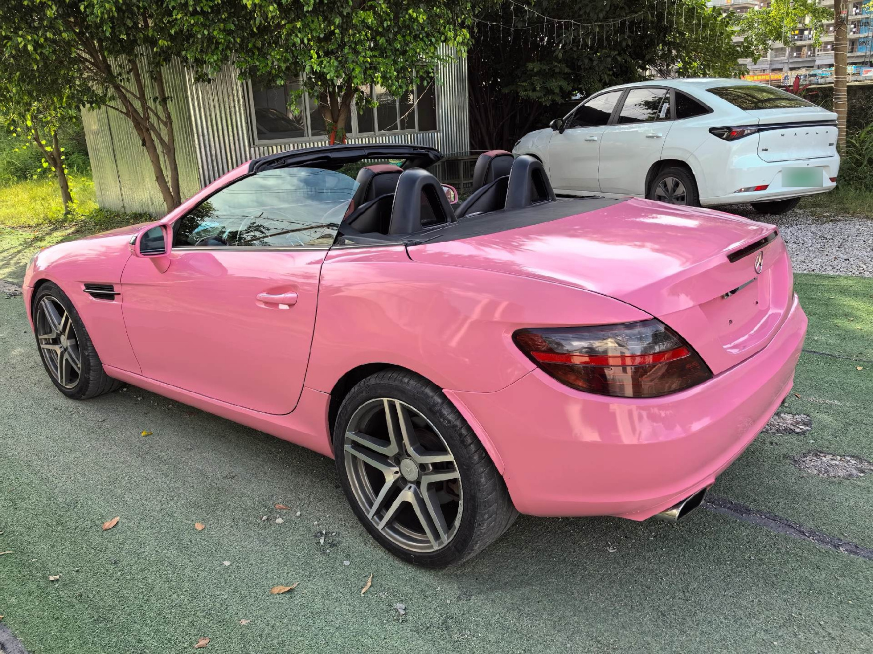 15年奔驰slk200,两门两座硬顶敞篷跑车,把妹神器,新车指导价58.8w,1.