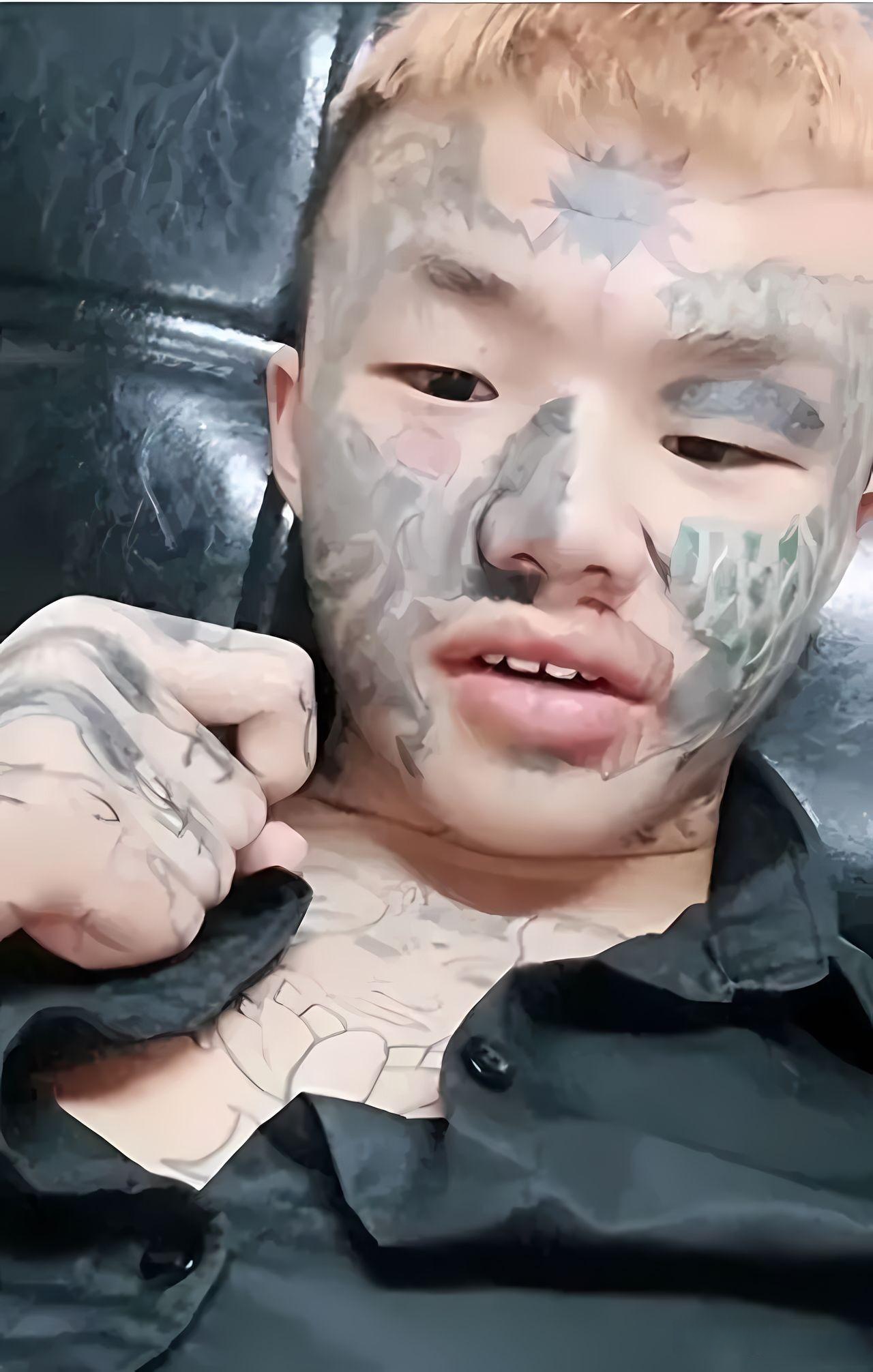 "纹面男孩"夏朝勇:14岁满脸纹.@一格大叔的动态