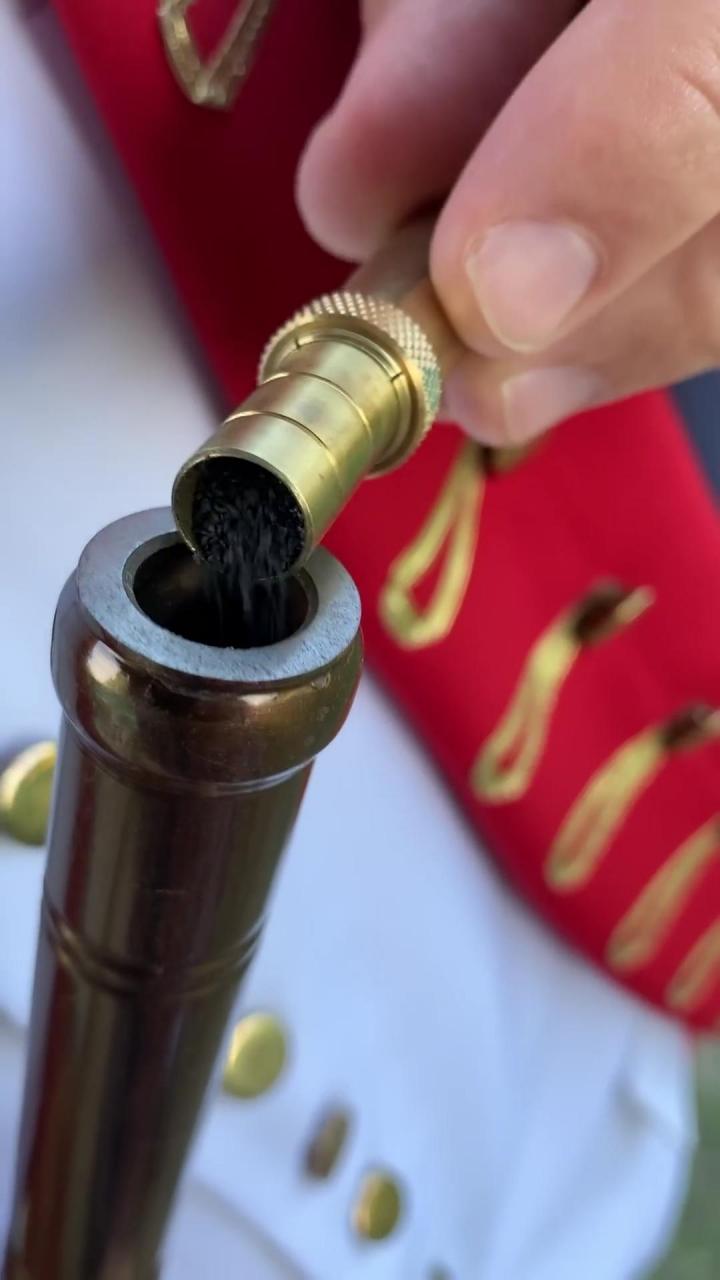 燧石枪的工作原理:燧石俗称火石,和铁器击打会产生火花,因此需要将它