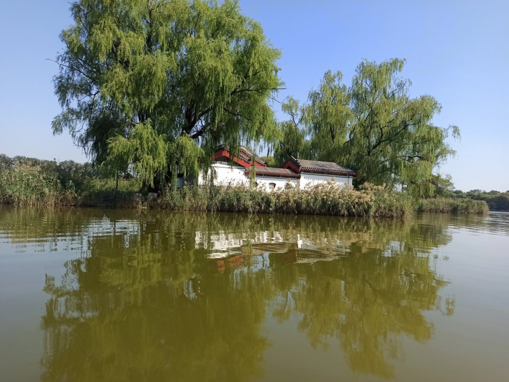 蓬岛瑶台1 图-是蓬岛瑶台有建筑的外观. 图-是自驾船停泊点.