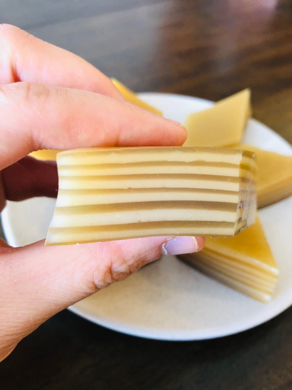 必学经典椰汁千层马蹄糕 准备材料: 洲星马蹄粉250g 平均分成两份