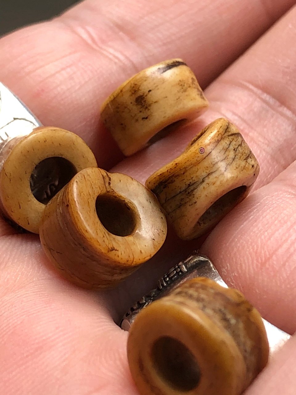 藏传玛尼珠 转经筒上准下来的灵骨玛尼珠,非常的殊圣,配串,配锁骨链