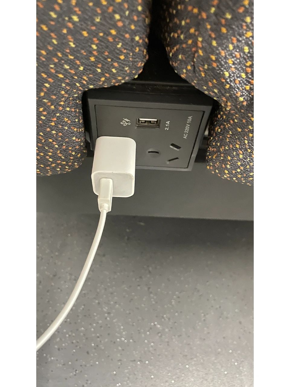 高铁动车上哪里可以充电 经常出差还老忘记带充电宝的人,每次看着电量