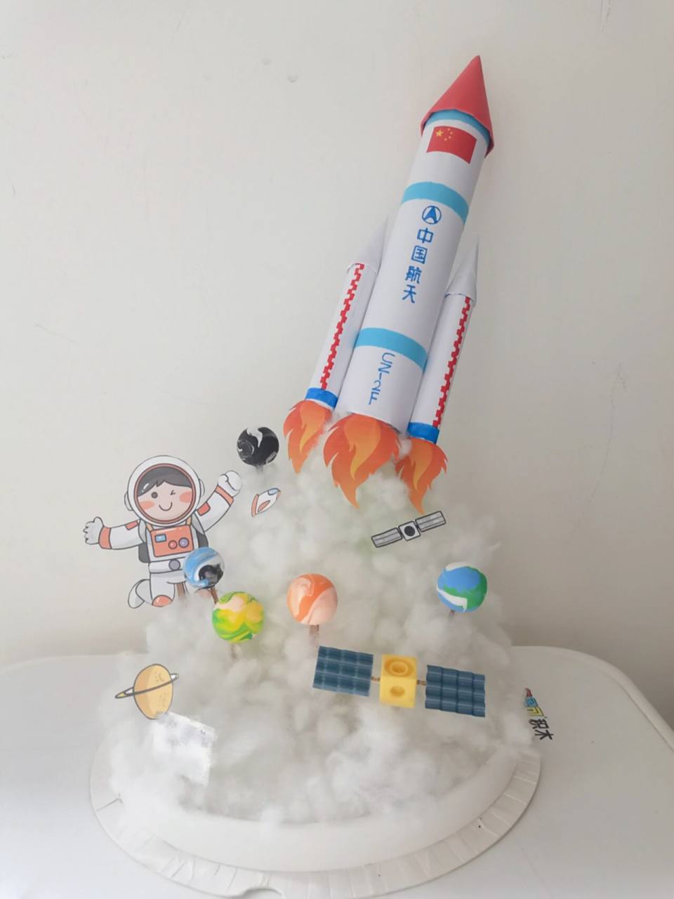 幼儿园手工作业之 航天火箭模型 幼儿园又要举办航天模型大赛,娃自己