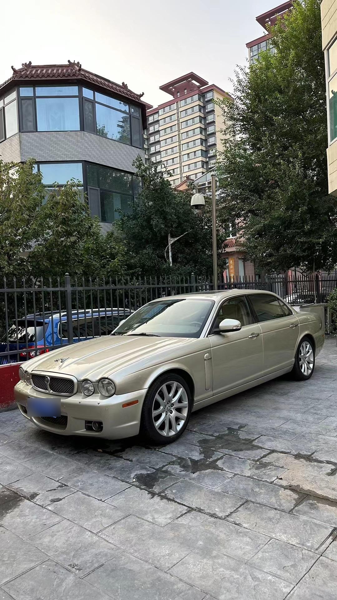 0】 09年上牌末代x358四眼皇家捷豹xj6,稀有沙滩金!