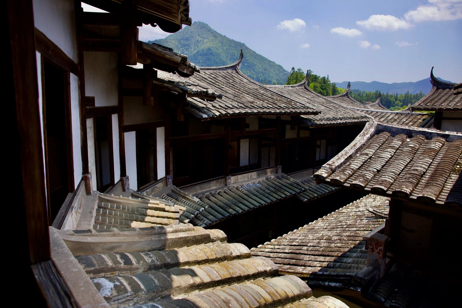 位于永安市槐南乡洋头村, 安贞堡又名"池贯城",位于距福建省永安市