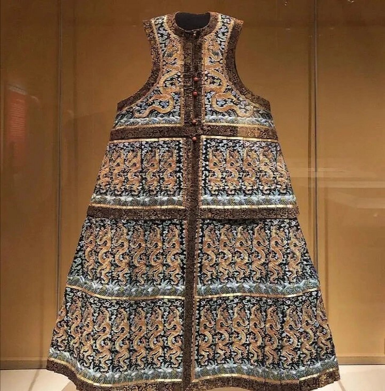 清朝的宫廷服饰是中国传统服饰中最华丽和精美的代表之一,喜用刺绣