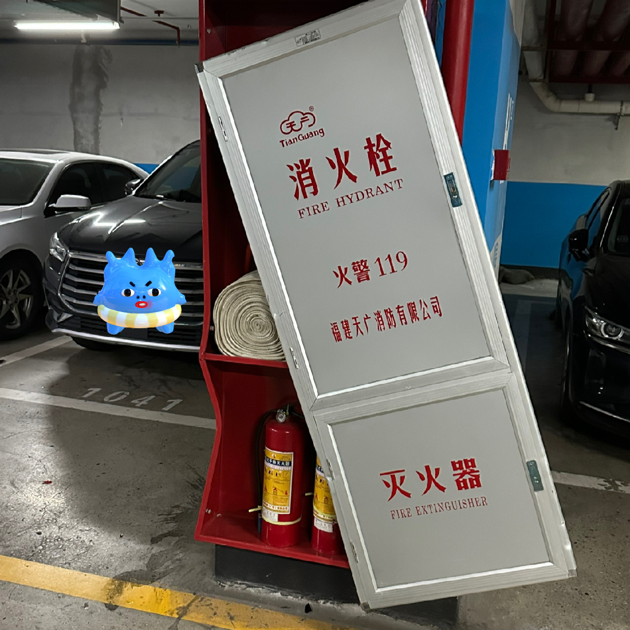 撞坏一个消火栓要赔多少钱 没想到第一撞是在车库消火栓,倒车一不小心