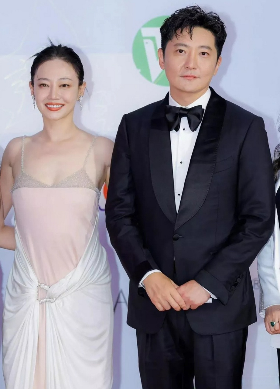 谭卓这裙子,感觉就像是睡衣和窗帘的完美结合!