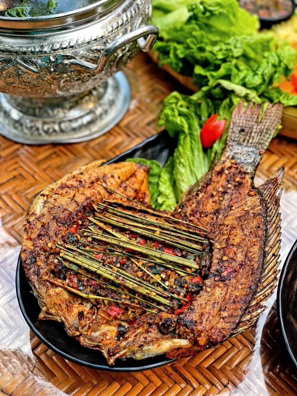 傣味手抓饭 这次去云南西双版纳,朋友安排了一顿当地特色的""孔雀宴"