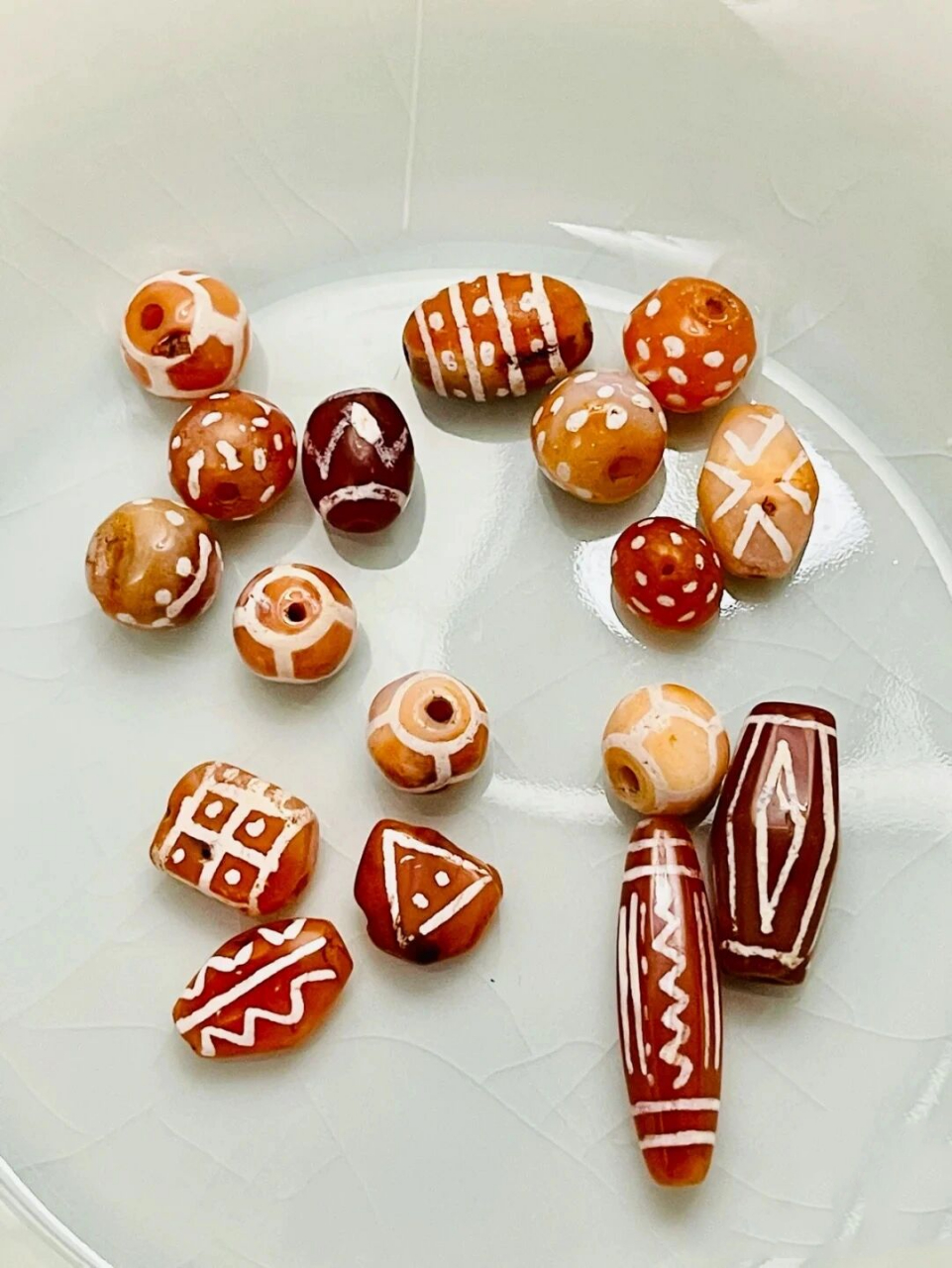 【莉莉讲天珠】神奇的西亚古珠 首先要说的是,西亚古珠因为其厚重的