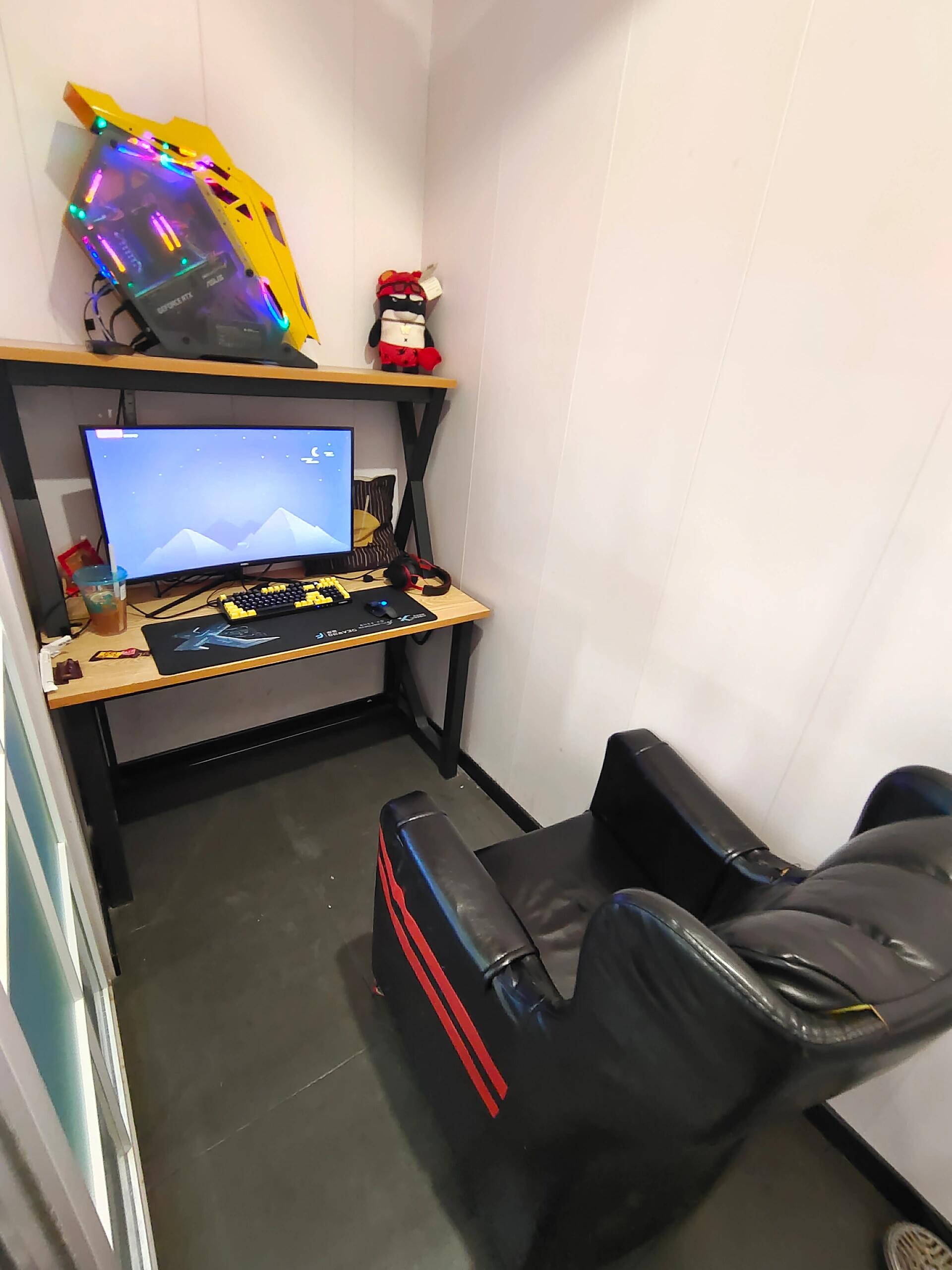 哇,原来网吧单间这么酷,2平米的小空间