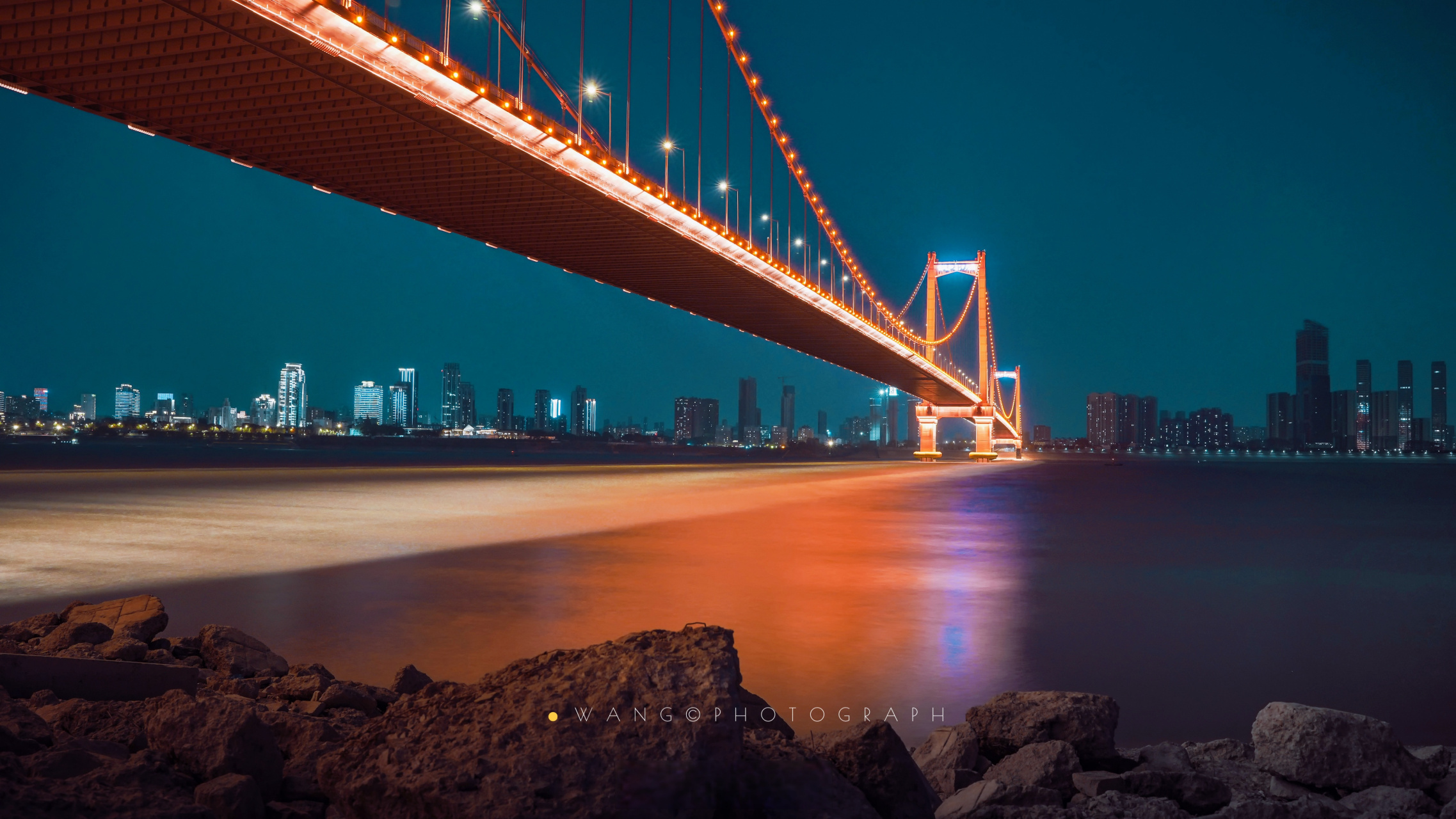 蓝色时刻,城市里的一抹红  99鹦鹉洲长江大桥   7515晚上5.