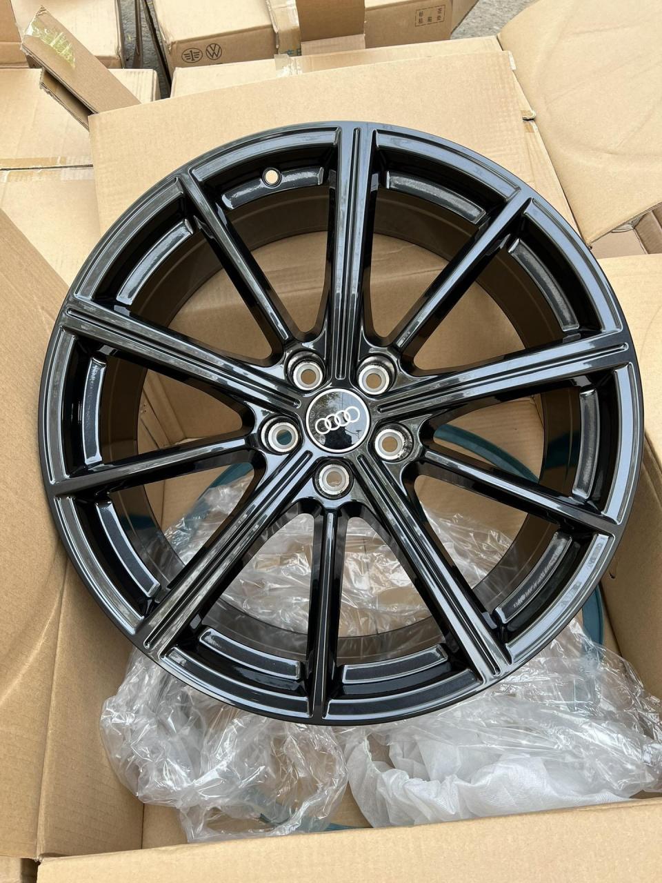 奥迪q5l原厂原车轮毂20寸 轮胎数据:255/45r20 一套四条 轮毂数据:20x