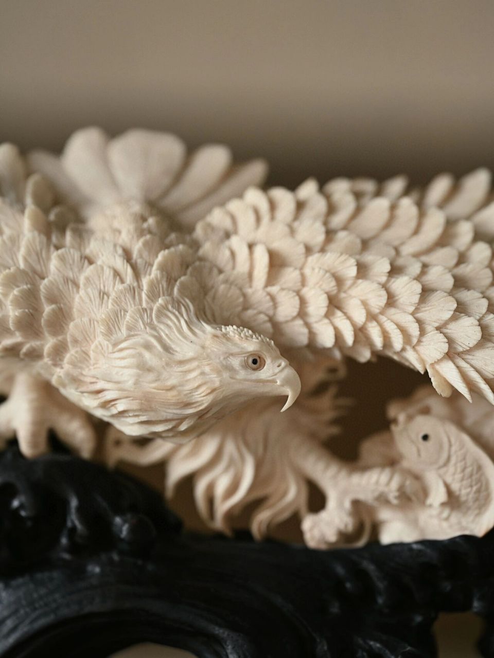 猛犸"大展宏图"摆件 整料雕刻,苍鹰振翅飞翔,俯瞰观察,翎羽丰满,层次