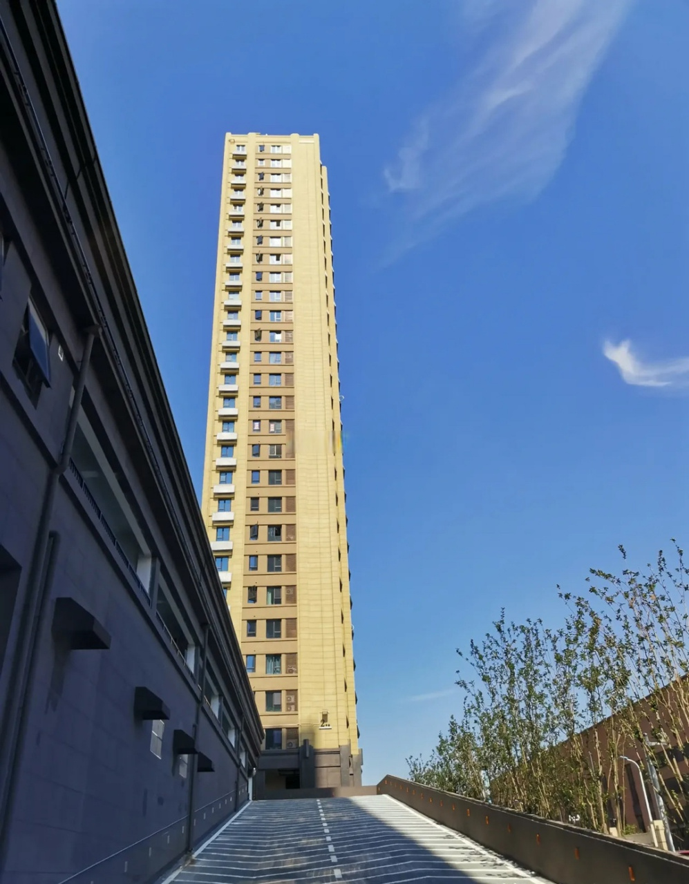 九联湖畔,开盘价1.4万起步,现在反应在二手房,应该上2万了.