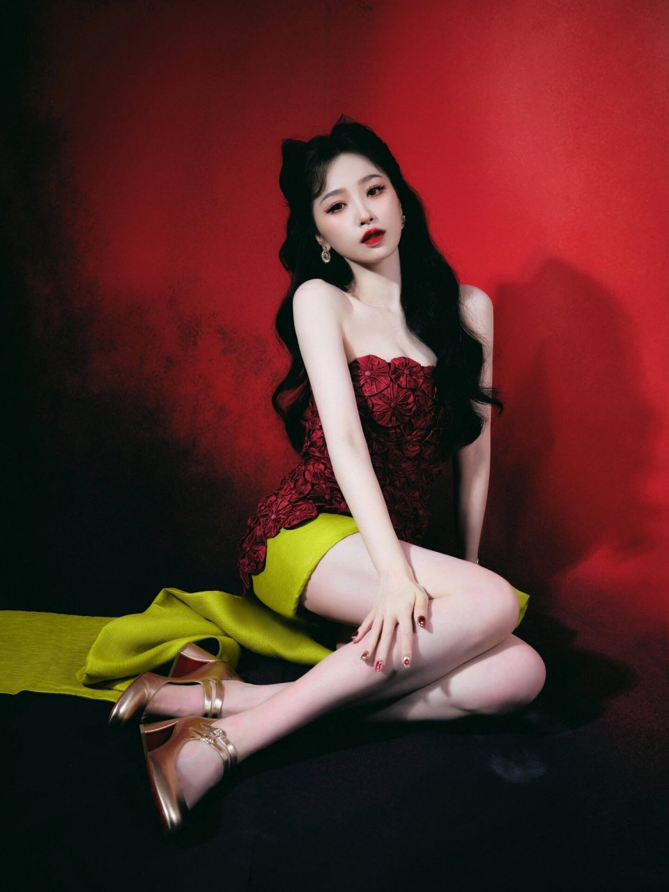 虞书欣7015红色小猫咪妆78 今天欣欣的礼服是一件红色的礼服裙