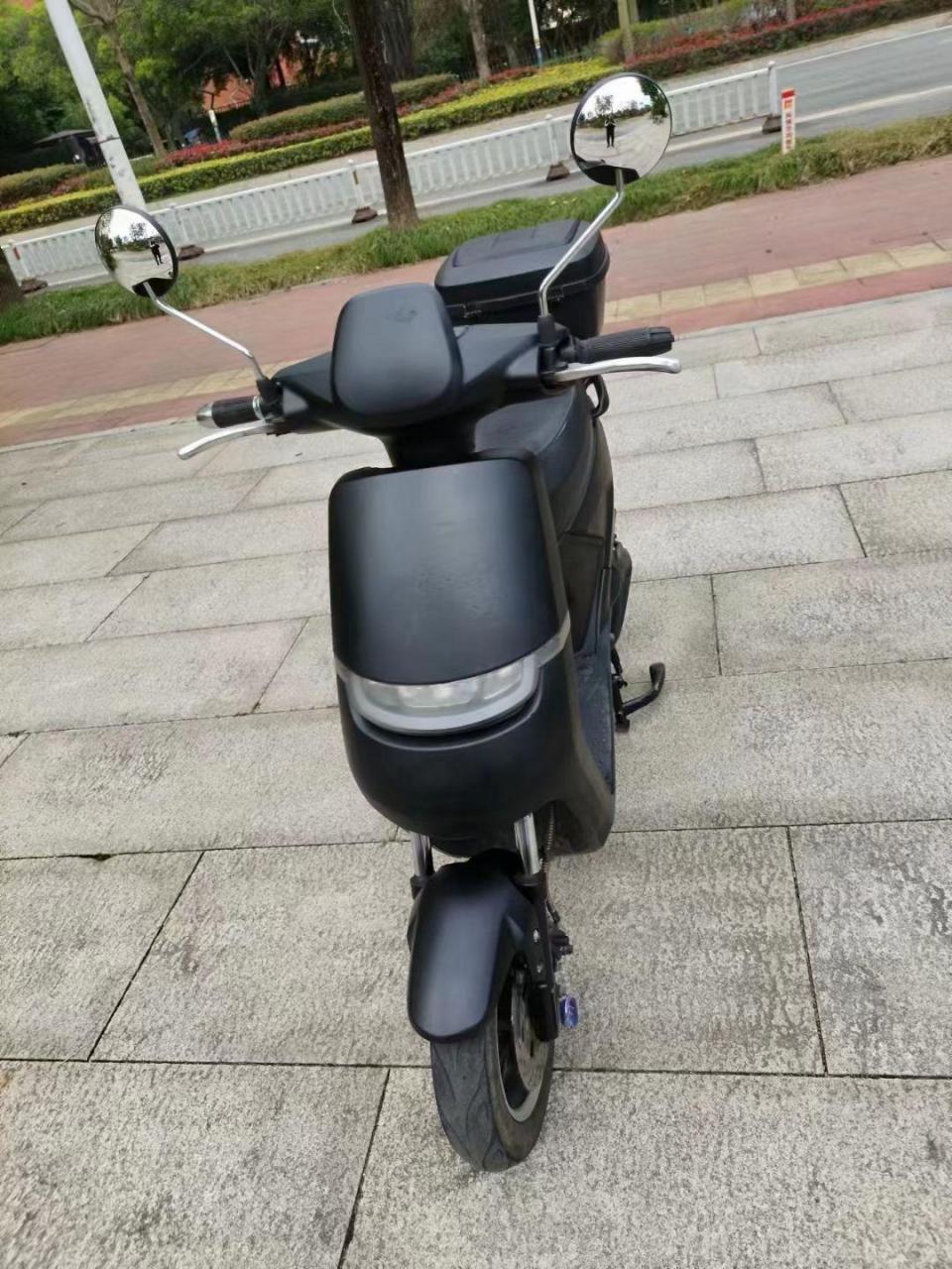 小s电动车,5个大电池,满电可以骑行四五十公里左右,车子各功能完好