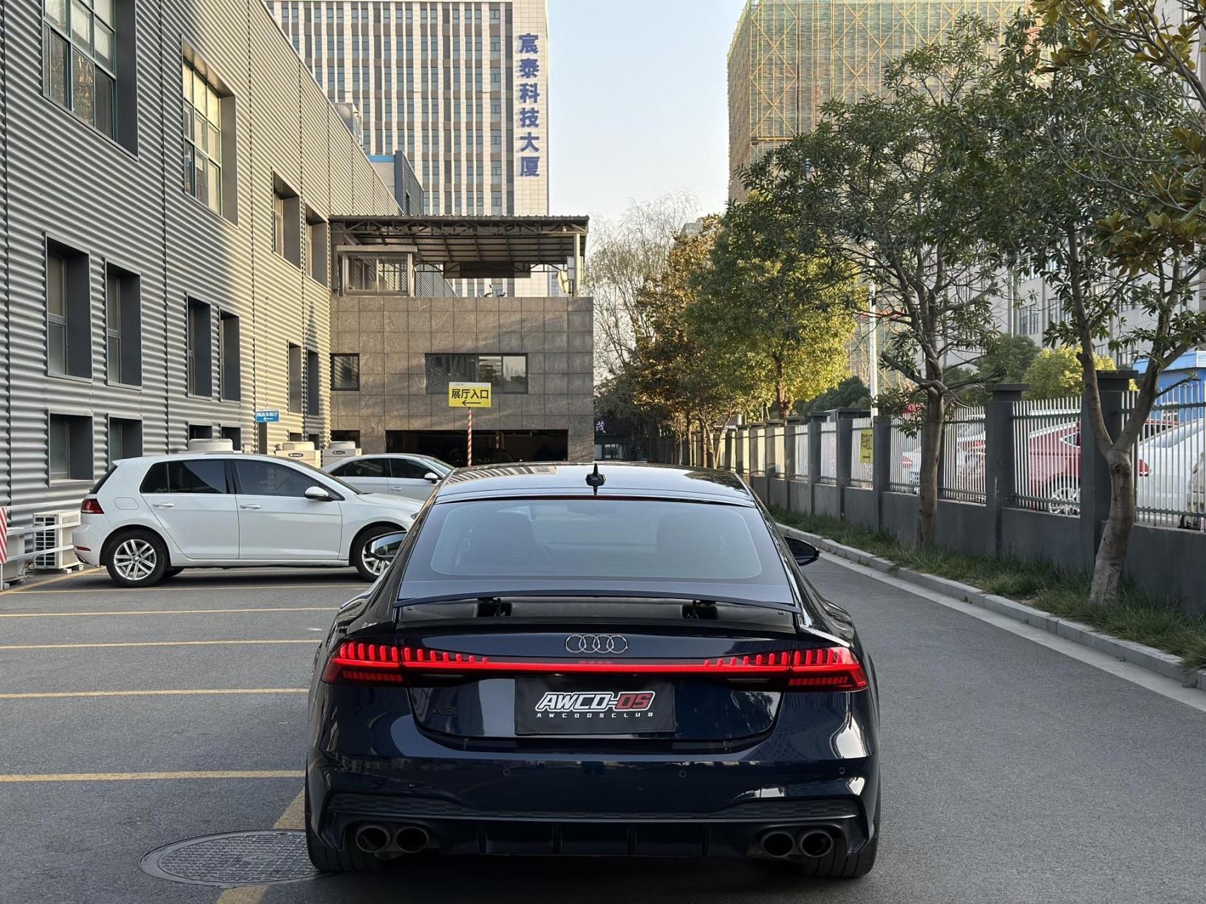 2019年7月奥迪a7 3.0t竞技版.苍穹蓝颜色 选配acc 抬显 空气悬挂 21寸