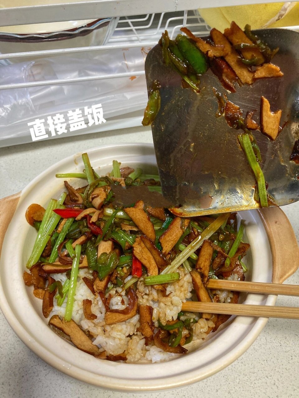 盖浇饭系列76 | 芹菜香干炒肉09 芹菜真是个好东西,很懂事体贴的