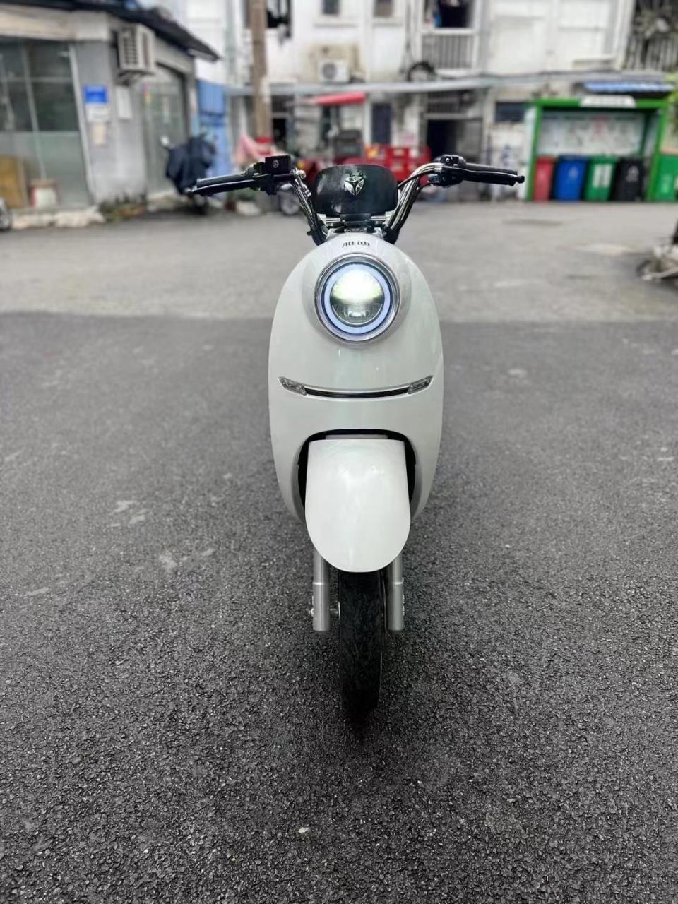 精品 雅迪欧韵款24a锂电版,小巧轻便 .