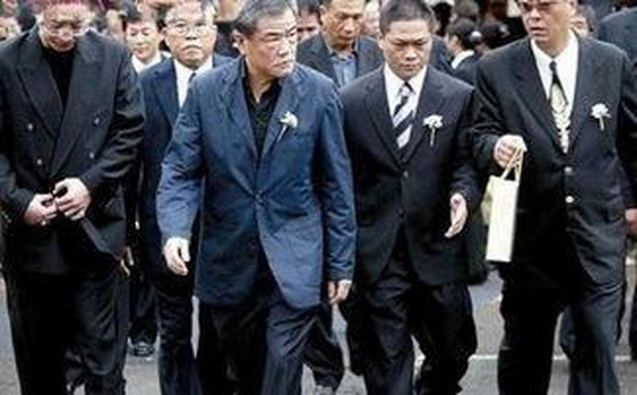 是不是黑道大佬不清楚,赵本山和乔四其实在年龄上面有很大的时间距离