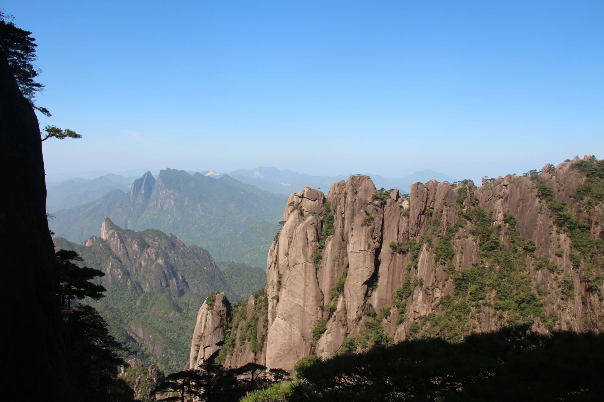 9015附地图 三清山位于江西省上饶市玉山县与上饶德兴市交界处.