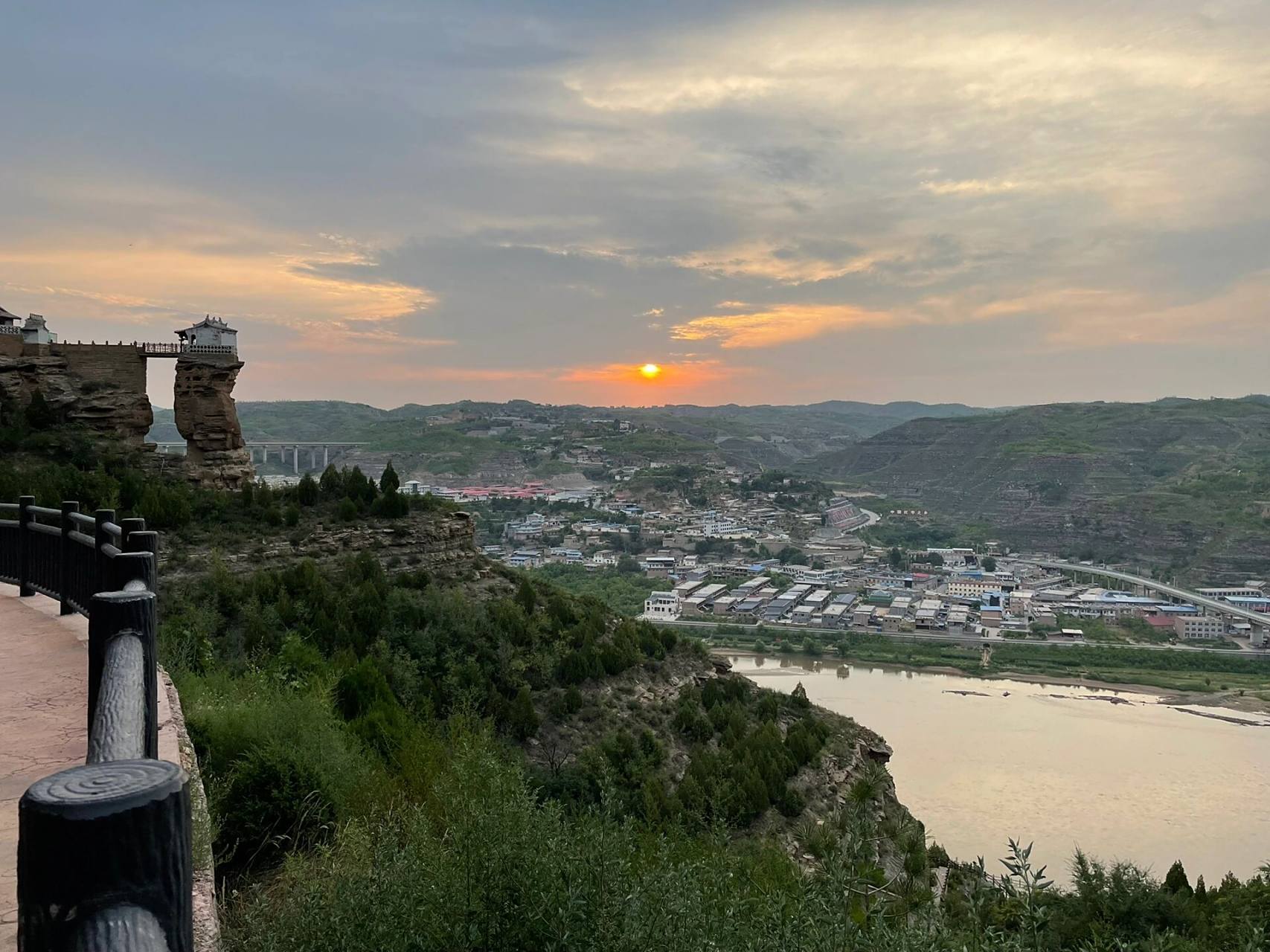 黄河边上小蓬莱——香炉寺 在陕北佳县石头城,有一个被摄影人称为黄河
