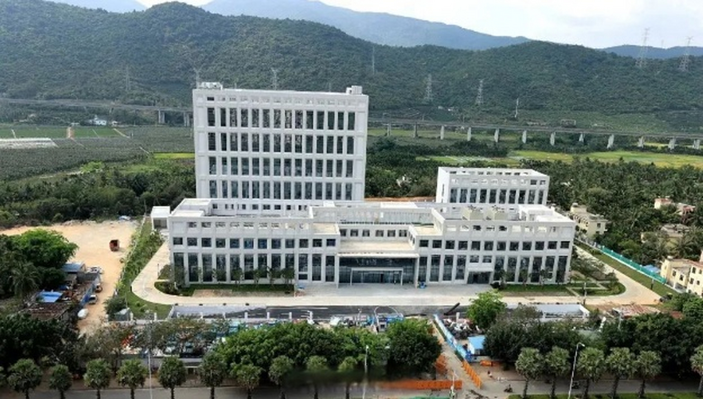 【三亚市公共卫生临床中心正式投入使用】7月28日上午,三亚市公共卫生