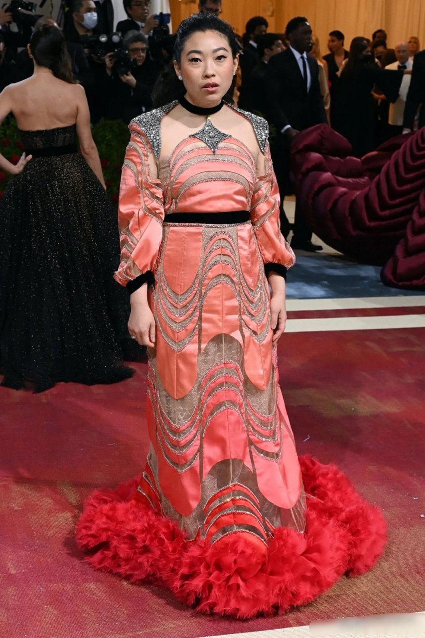 今年met gala"灾难级"的红毯明星,非华裔女星奥卡菲娜(awkwafina)莫属