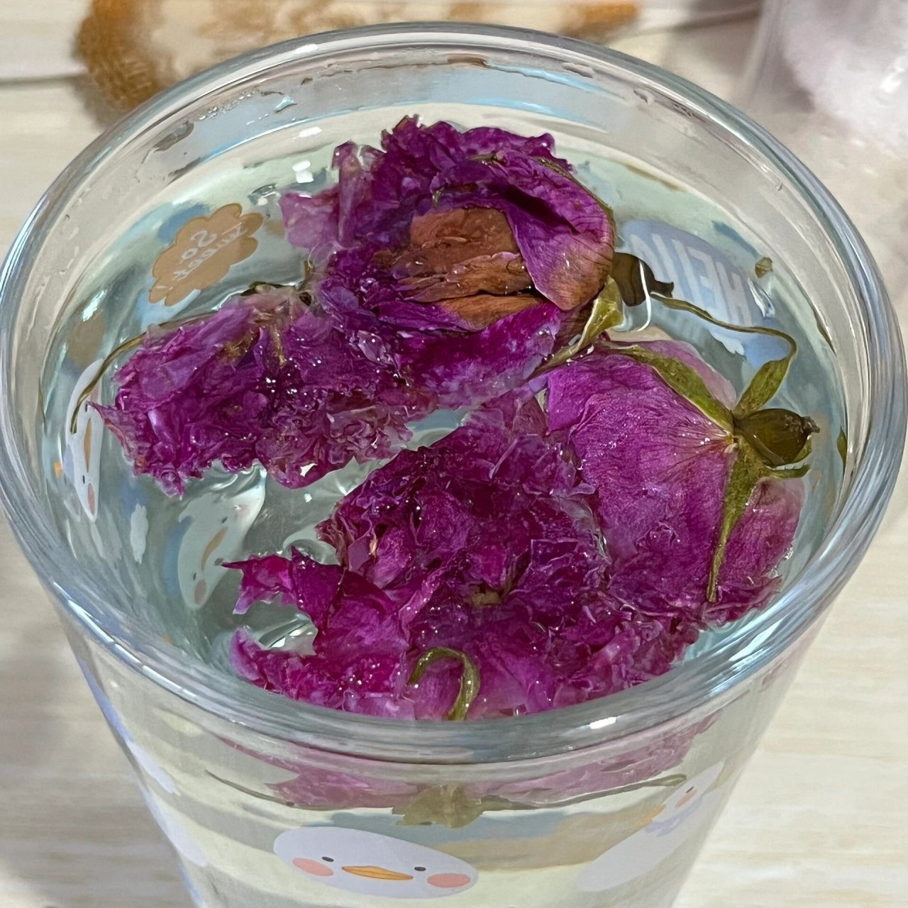 泡玫瑰花的水为什么发蓝 胖东来买了两盒小玫瑰花冠,今天泡水泡发蓝