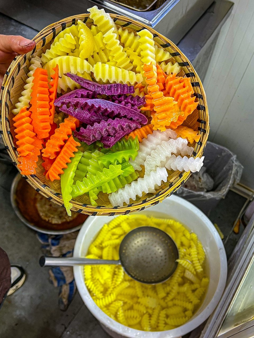 昆明|街边偶遇五彩炸洋芋!好吃97到舔盘子!