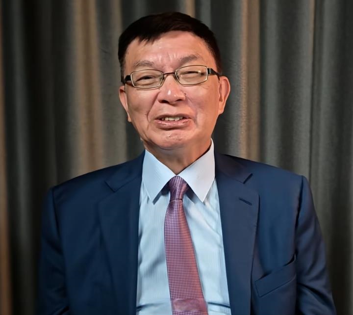 "9月3日,台湾大学哲学系教授苑举正在现场观看阅兵后,第一时间分享其