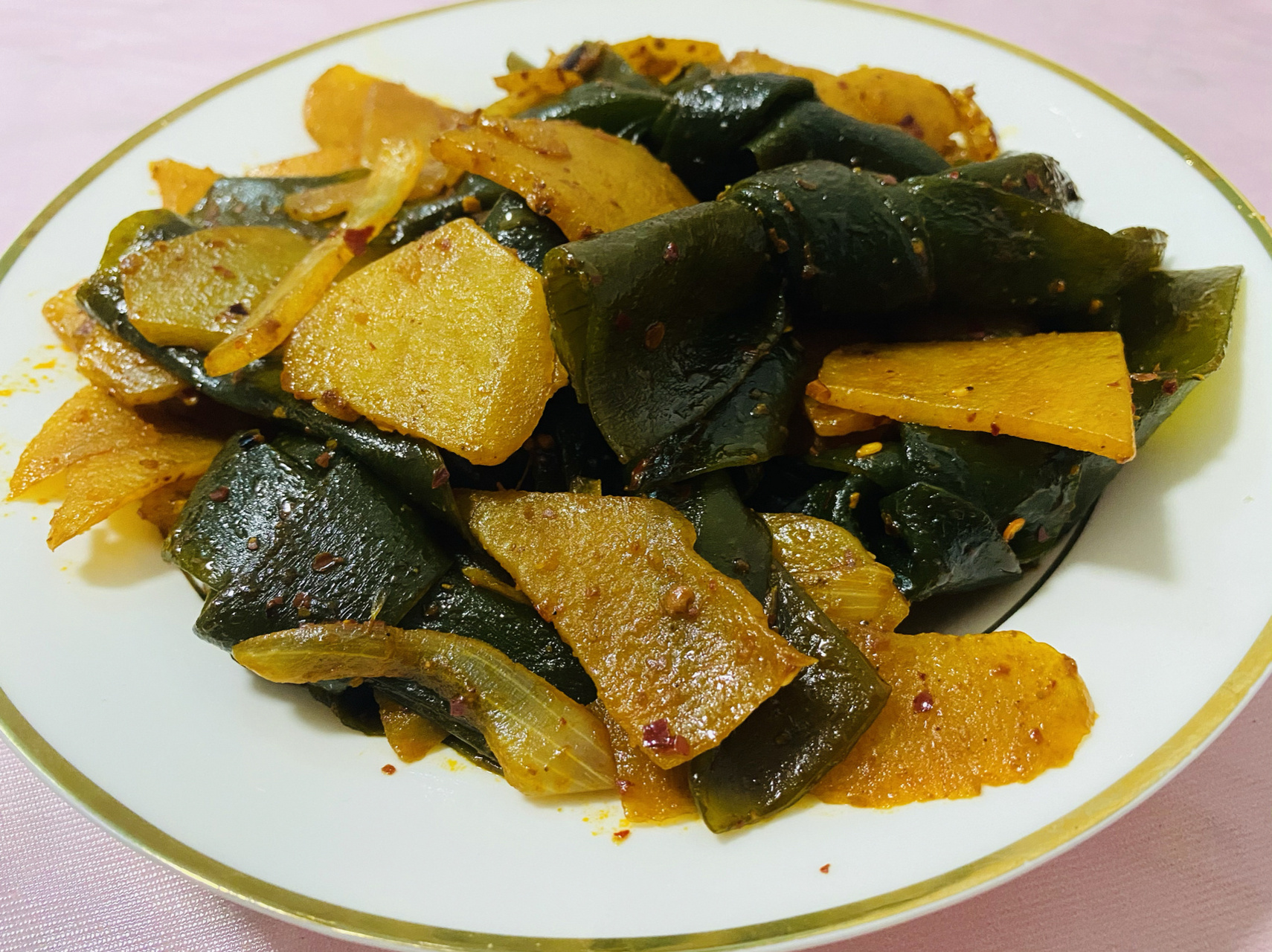 海带烧土豆片,无敌下饭 无敌下饭土豆片炖海带快手做法 这道菜无敌下