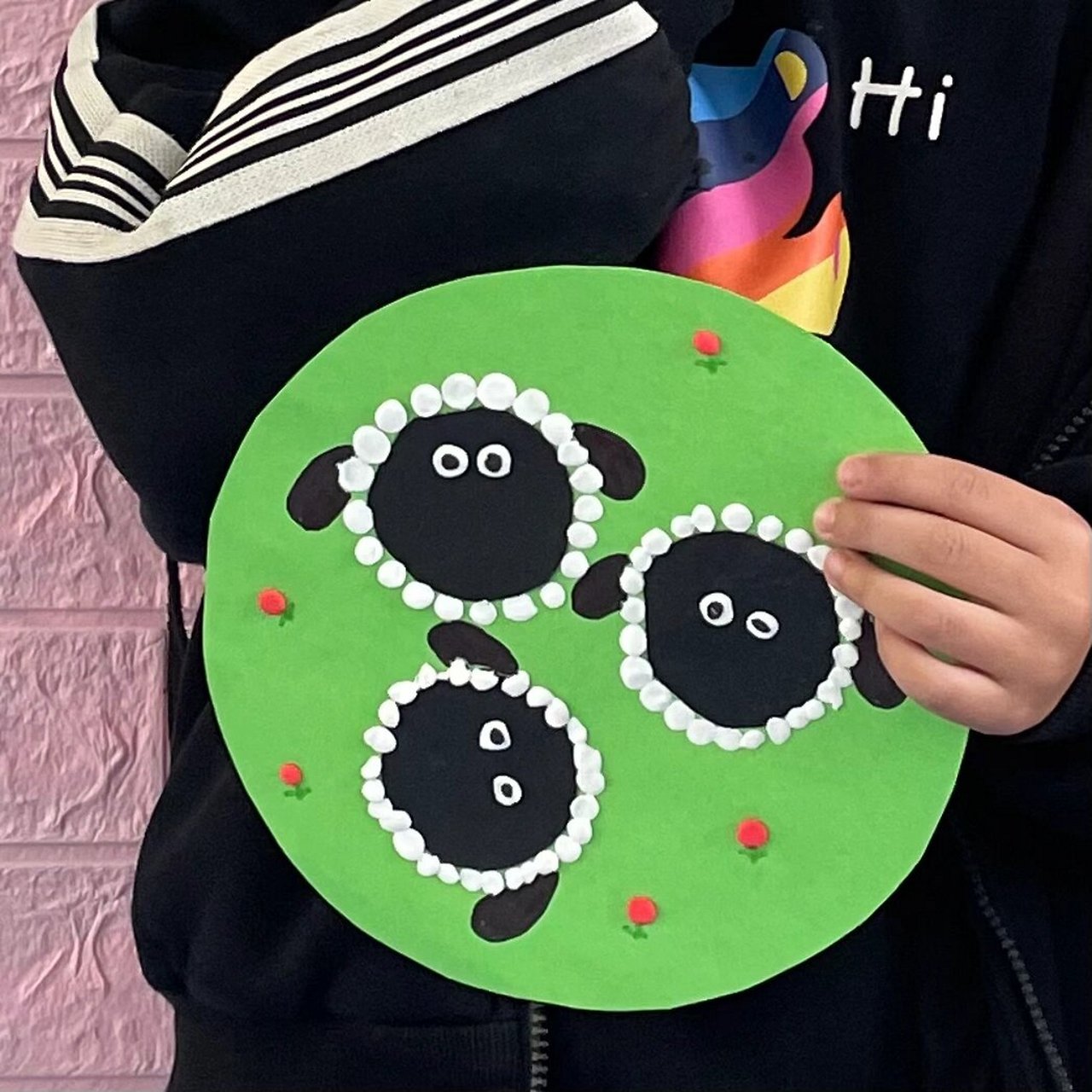 大班创意手工画《三只小羊》 今天我们用超轻粘土制作了小绵羊做法