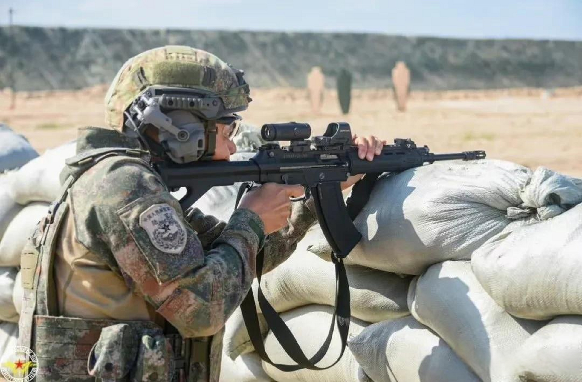 19式星空丛林迷彩高切盔,19式星空迷彩蛙服!