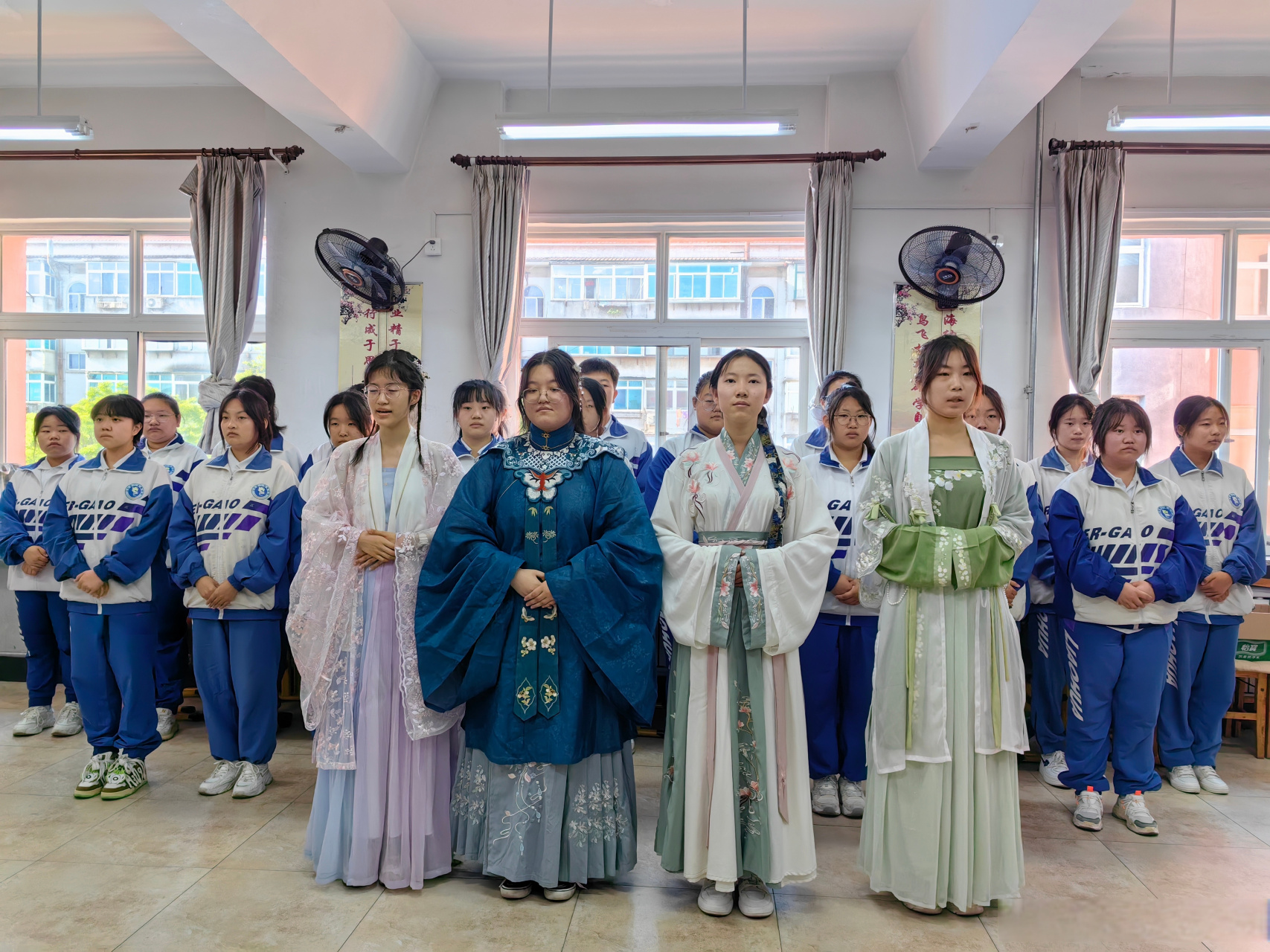 近日,辽化二高中举行"诗韵芳华,书香校园"诗词朗诵大赛,提升学生朗诵