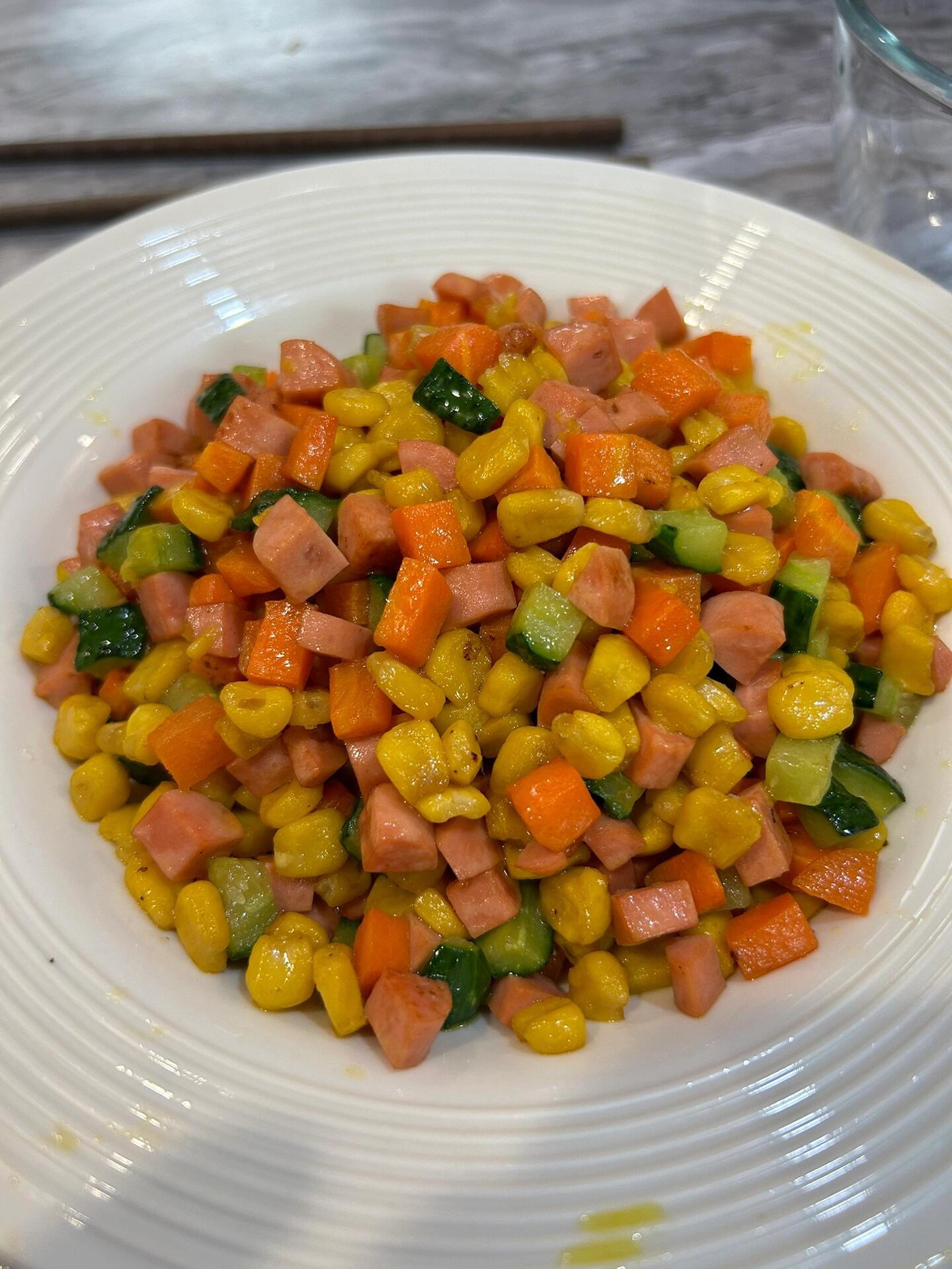 食材:鲜玉米粒,胡萝卜,黄瓜,火腿肠 	 胡萝卜黄瓜火腿肠切丁备好 	 胡