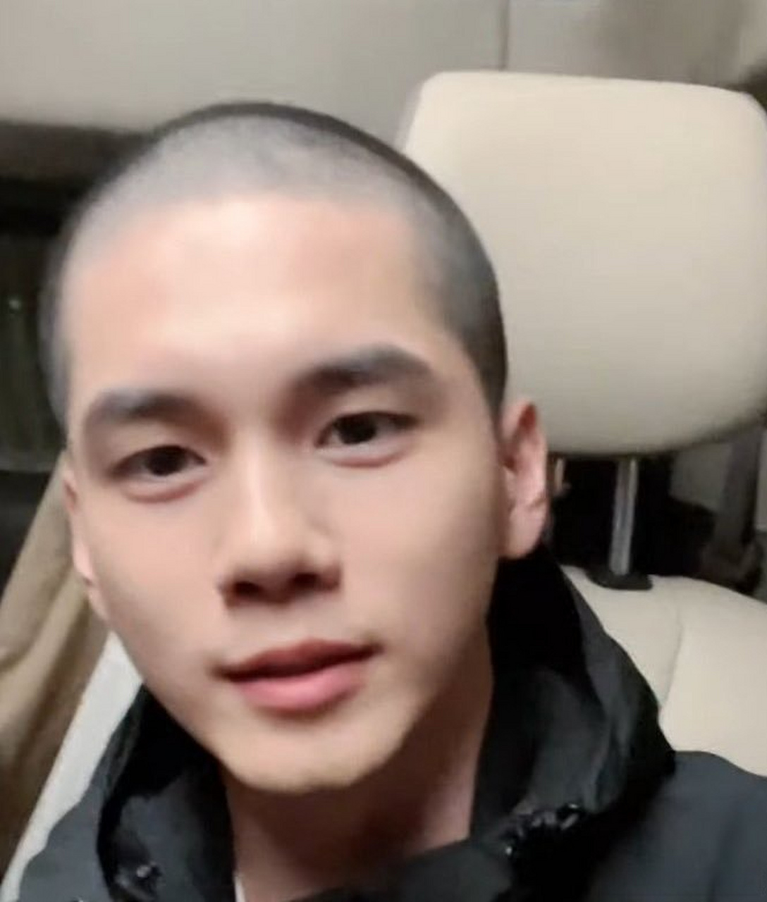 即将入伍的邕圣祐剃了寸头,即便是这么短的寸头也能轻松驾驭,柚子大