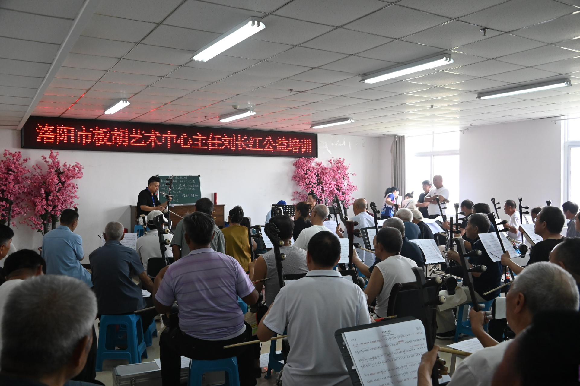 近日,应汝阳县文化馆之邀,洛阳市板胡艺术中心主任刘长江莅临汝阳县