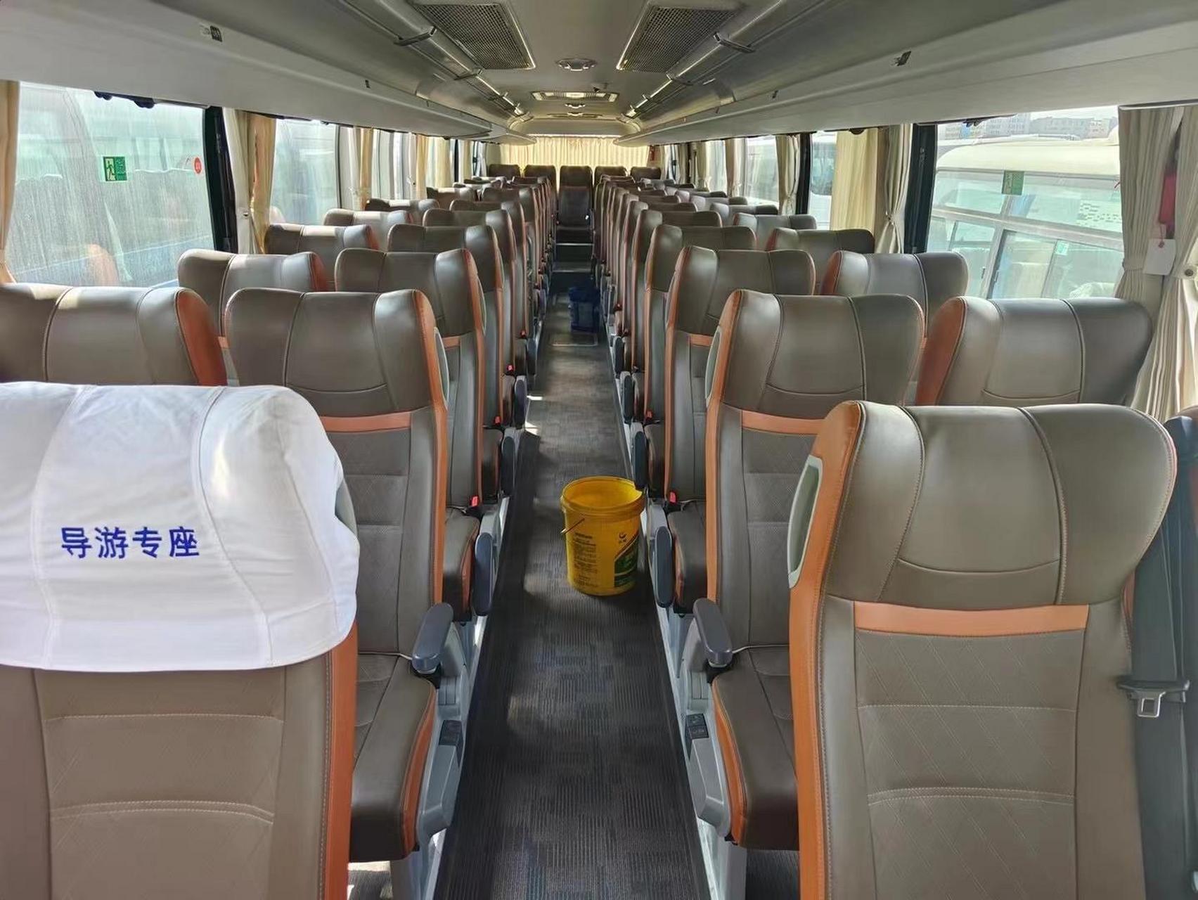 东北配后吊轮56座 21年7月上牌宇通6137型双桥客车,国五国六排放都有